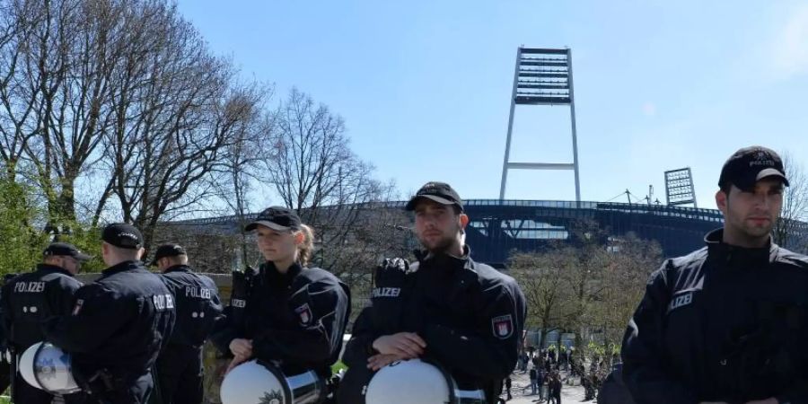 Der Streit um die Polizeikosten bei Hochsicherheitsspielen geht weiter. Foto: Carmen Jaspersen/dpa