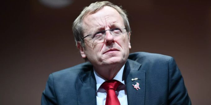 Esa-Generaldirektor Jan Wörner sitzt im Konferenzraum der Europäischen Raumfahrtagentur Esa auf der Bühne vor einem Esa-Logo. Ukraine Konflikt