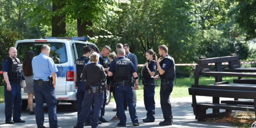 Polizisten im August am Tatort in Berlin