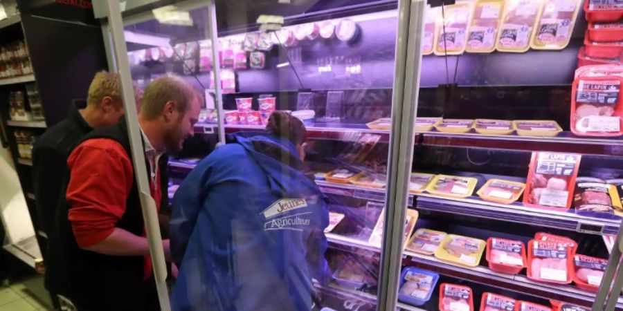 Etikettierte Lebensmittel in einem Supermarkt