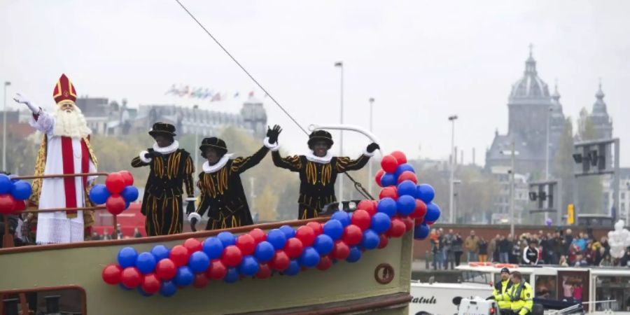 Nikolaus mit mehreren «Zwarte Piets»  in Amsterdam