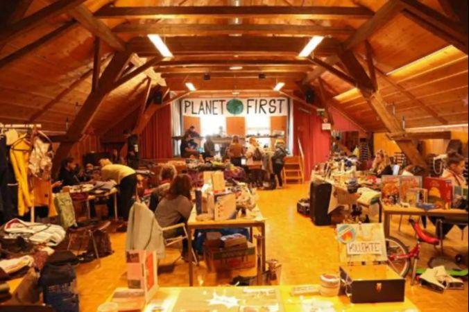 Flohmarkt im altehrwürdigen Dachstock des Kirchgemeindehauses Schwarzenburg