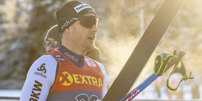 Ein zufriedener Dario Cologna verlässt den Zielraum. dario cologna