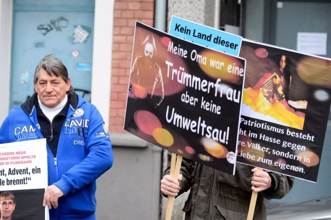 Demonstranten der AfD protestieren gegen Rundfunkgebühren und den WDR. afd