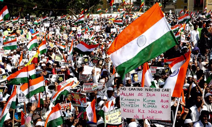 Menschen demonstrieren in Banglore gegen ein neues Einbürgerungsrecht. proteste indien
