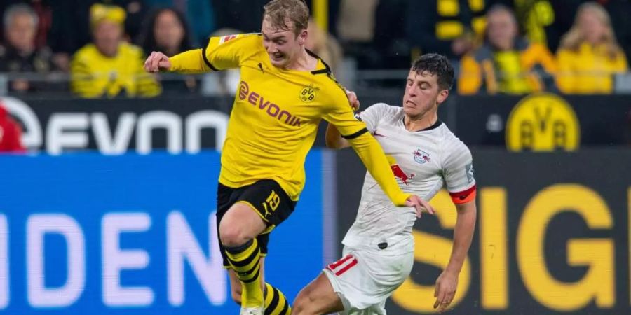 Leipzigs Diego Demme (r) und BVB-Torschütze Julian Brandt teilten sich im torreichen Spitzenspiel die Punkte. Foto: Guido Kirchner/dpa
