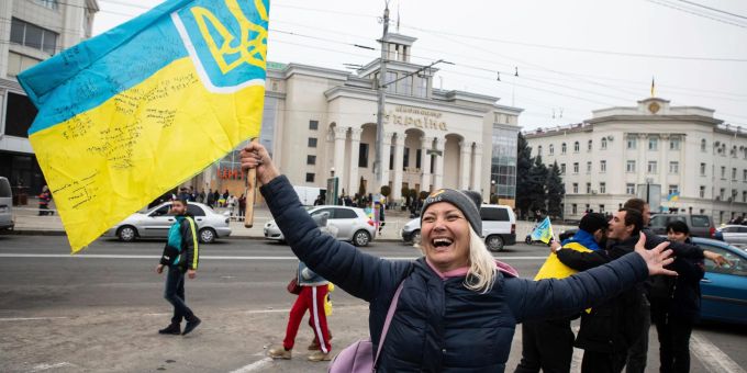 Ukrainer versammeln sich in der Innenstadt von Cherson, um die Rückeroberung ihrer Stadt zu feiern. Ukraine