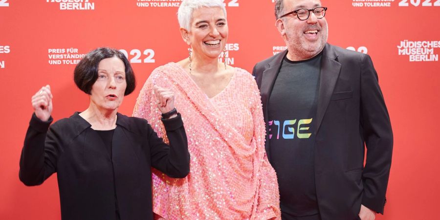 Die Preisträger Herta Müller (l.) und Barrie Kosky (r.), gemeinsam mit Hetty Berg, Direktorin Jüdisches Museum Berlin.