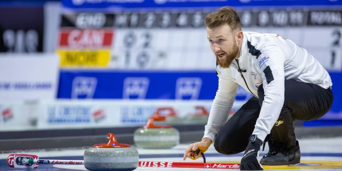 Yannick Schwaller im Einsatz. Yannick Schwaller Swisscurling