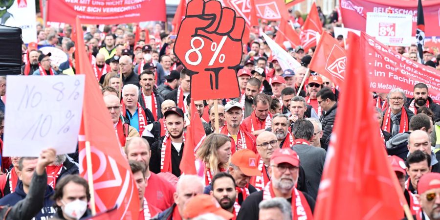 Demonstranten versammeln sich im Rahmen der Tarifverhandlungen in der baden-württembergischen Metall- und Elektroindustrie vor dem Verhandlungssaal in Kornwestheim.