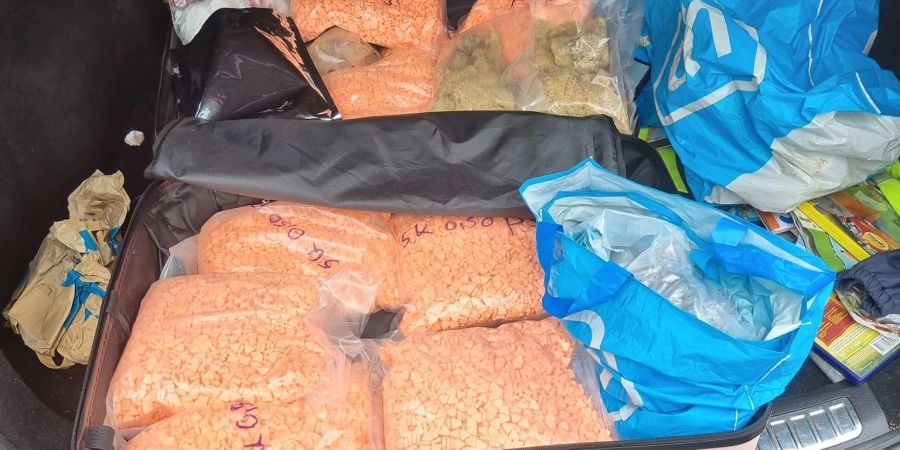 Bei einer Fahrzeugkontrolle auf der Autobahn 44 hat das Hauptzollamt Bielefeld mehr als 34 Kilogramm Drogen sichergestellt.
