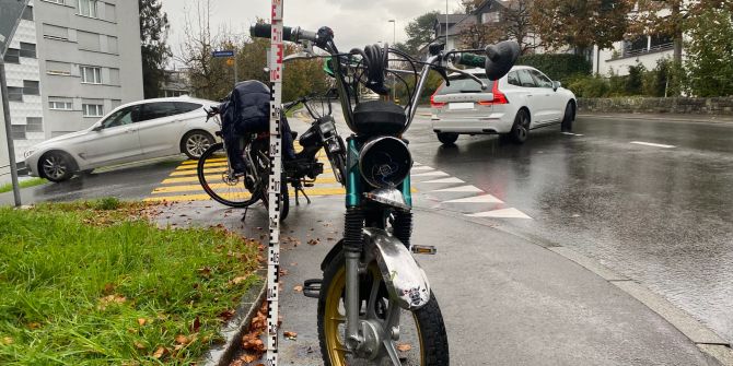 Autolenker nach Kollision mit Mofa gesucht