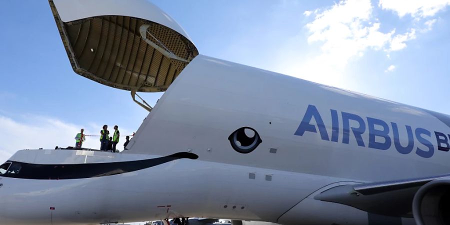 Der europäische Flugzeugbauer Airbus will seinen Beschäftigen in Deutschland, Frankreich, Grossbritannien und Spanien einen Inflationsbonus in Höhe von 1500 Euro zahlen. (Archivbild)