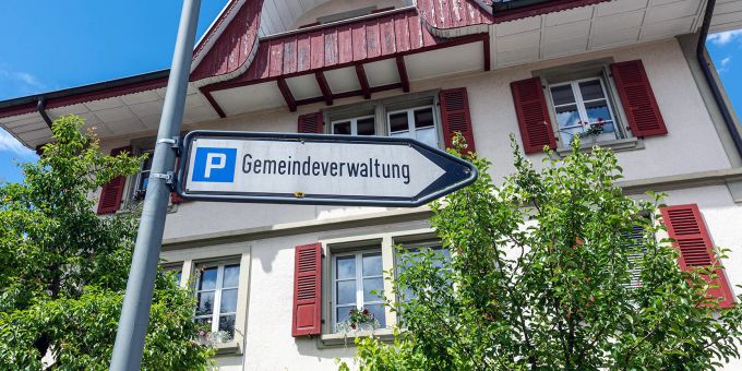 Ein Wegweiser zum Parkplatz der Gemeindeverwaltung. (Symbolbild) Ein Wegweiser zum Parkplatz der Gemeindeverwaltung. (Symbolbild)