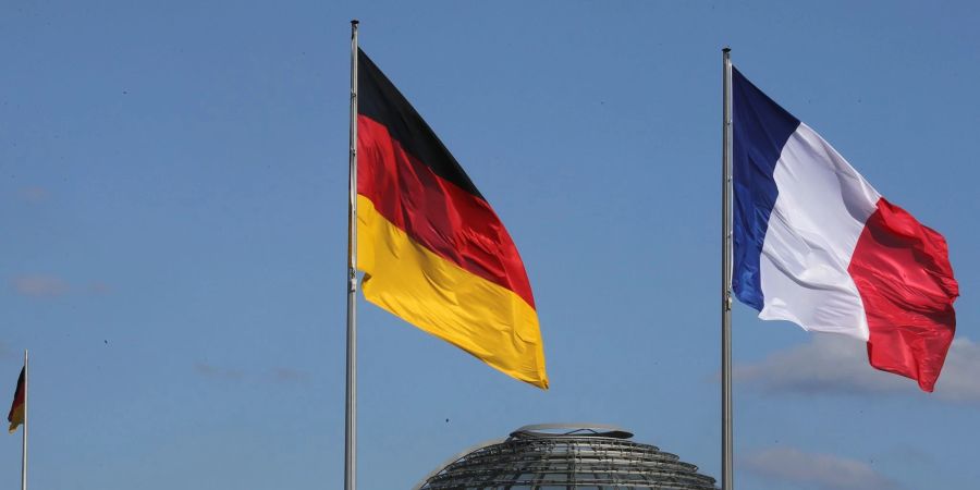 Die Flaggen von Frankreich und Deutschland wehen in Berlin.