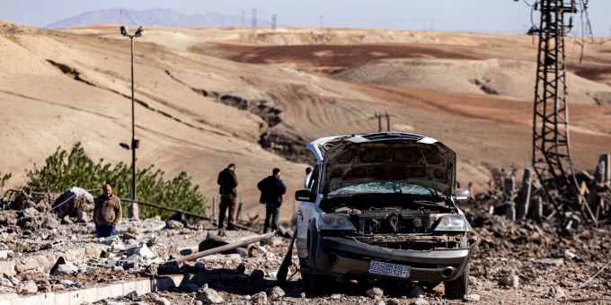 Ein Ort in Syrien wurde durch türkische Luftangriffe beschädigt. Nach dem tödlichen Bombenanschlag in Istanbul hat das türkische Militär kurdische Stellungen im Irak und in Syrien angegriffen. ausgebranntes Auto in Wüste