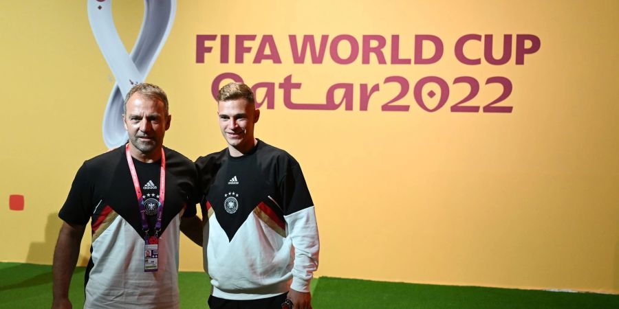 Bundestrainer Hansi Flick (l) und Nationalspieler Joshua Kimmich posieren vor der Pressekonferenz.