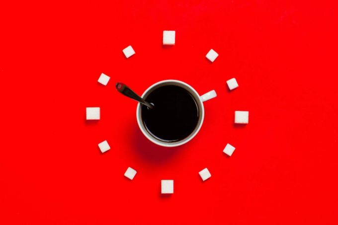 Wer den Energydrink gegen den Kaffee eintauscht, kann selbst bestimmen, wie viel Zucker er darin braucht. Tasse Kaffee Zucker Löffel Uhr