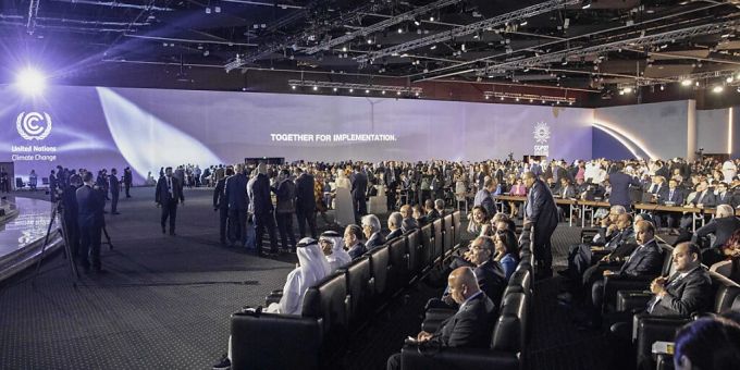 Die Teilnehmer nehmen während der Eröffnung des hochrangigen Gipfels der UN-Klimakonferenz COP27 im Jahr 2022 im International Convention Center Platz. Foto: Gehad Hamdy/dpa COP27 Klimakonferenz