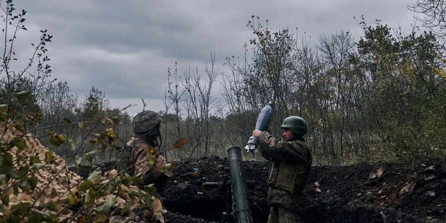 Ukrainische Soldaten beschiessen nach ukrainischen Angaben russische Stellungen mit einem Granatwerfer.