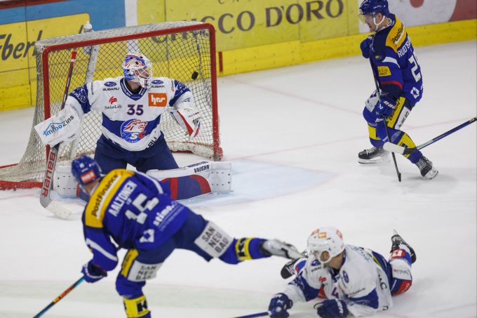 Kloten-Stürmer Miro Aaltonen trifft zum 2:1 gegen die ZSC Lions. ZSC Lions Kloten