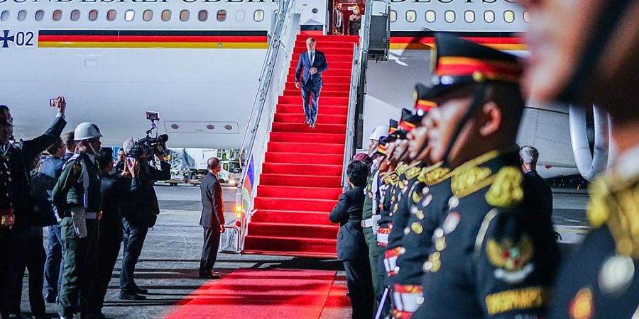 dpatopbilder - Bundeskanzler Olaf Scholz (SPD, M) kommt auf dem Flughafen Denpasar auf Bali in Indonesien für den G20-Gipfel an. Foto: Kay Nietfeld/dpa