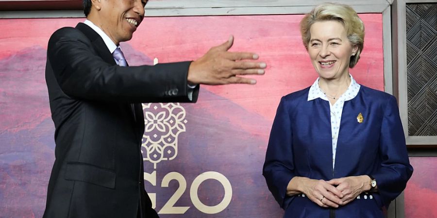 Die Präsidentin der Europäischen Kommission Ursula von der Leyen (r), wird vom indonesischen Präsidenten Joko Widodo während ihres bilateralen Treffens vor dem G20-Gipfel begrüsst. Foto: Achmad Ibrahim/POOL AP/dpa