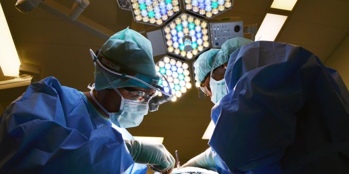 Das Problem: der Schweiz fehlen hoch qualifizierte Personen. Als Folge würden 60 Prozent der Berufe, die einen Hochschulabschluss voraussetzen, von Ausländerinnen und Ausländern aus europäischen Staaten besetzt. schweiz ärzte