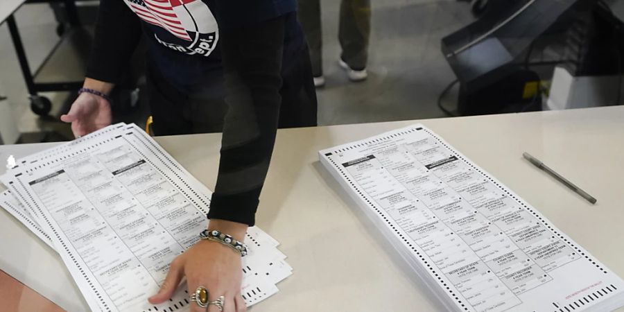 Ein Wahlhelfer wertet die Stimmzettel im Clark County Election Department aus. Foto: Gregory Bull/AP/dpa