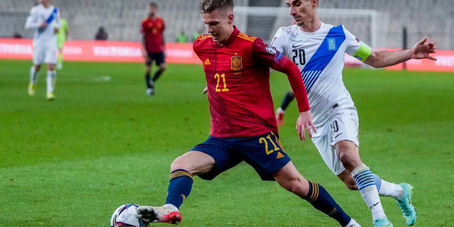 Spaniens Dani Olmo behauptet vor Griechenlands Petros Mantalos (r) den Ball.