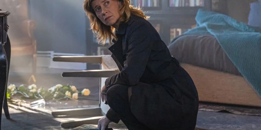 «Kolleginnen: Für immer»: Irene Gaup (Caroline Peters) sucht in der Wohnung der verschwundenen Romanautorin Regina Schilling nach Hinweisen.