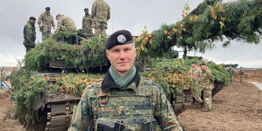 Oberstleutnant Marco Maulbecker, Kommandeur des von der Bundeswehr geführten Nato-Gefechtsverbands in Litauen, steht vor einem Leopard-Panzer.