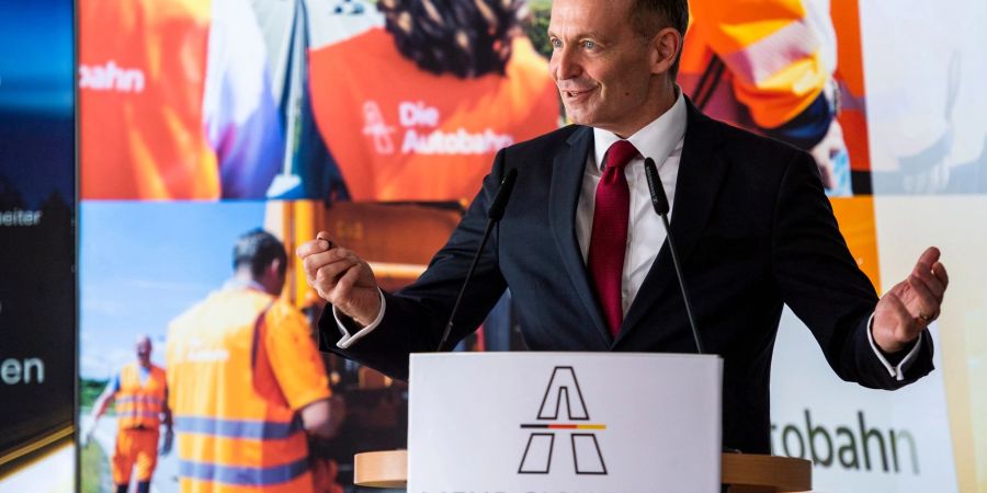 Bundesverkehrsminister Volker Wissing bei der Vorstellung des bundesweiten Baustellenwarners «C-ITS» in Erkner.