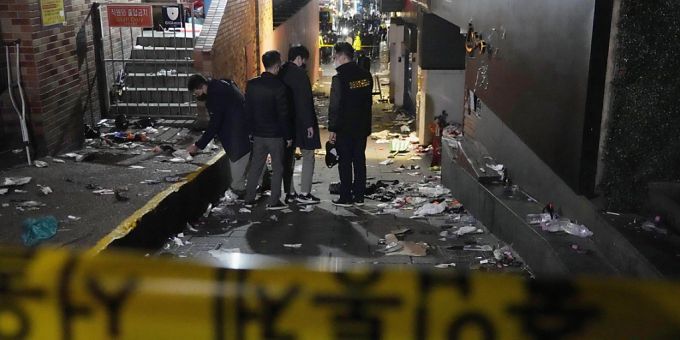 Polizisten inspizieren in Seoul den Ort der Tragödie. Foto: Ahn Young-Joon/AP/dpa Südkorea