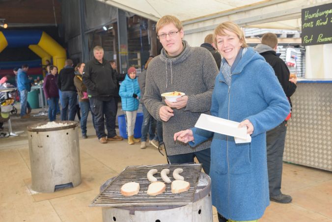 Therese und Björn aus Oftringen grillieren Würste im Festzelt.