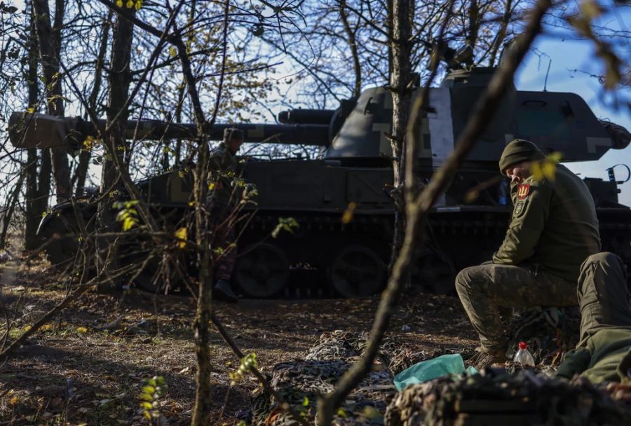 Dabei werden auch Flugblätter an russische Soldaten mit Fotos ihrer Familien gesendet. Die Besatzer werden so zur Aufgabe aufgefordert.