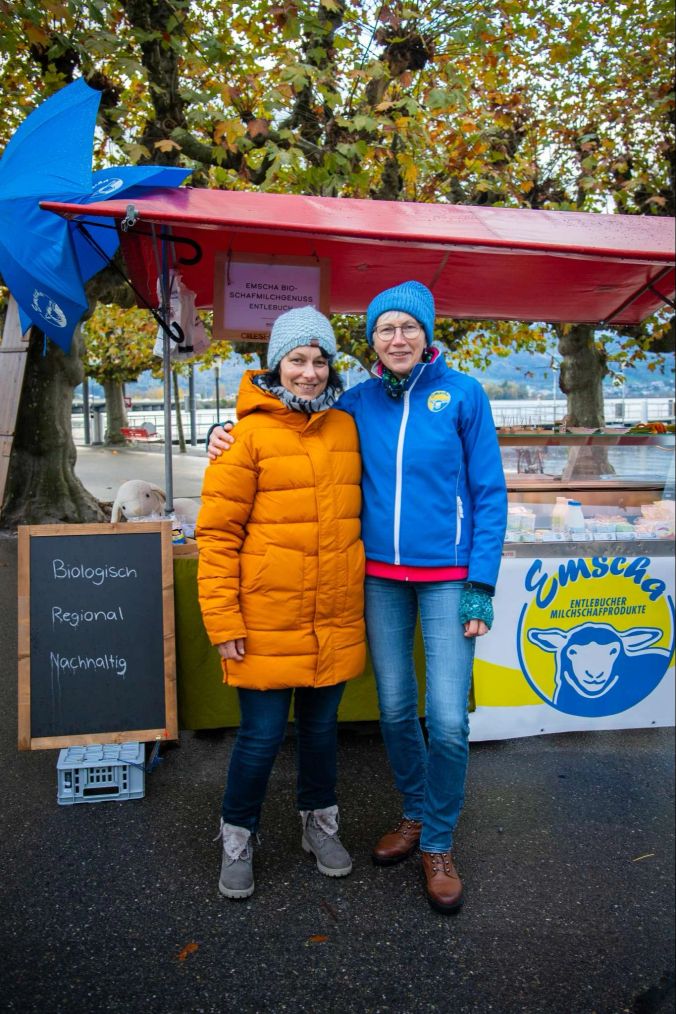 Heidi und Martina an ihrem Stand von Emscha Schafmilchgenuss Entlebuch.