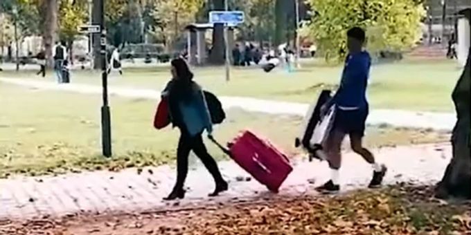 Virales Paris-Video - Djokovic hilft alter Frau beim Koffer-Schleppen