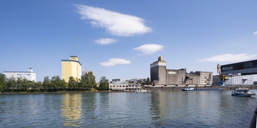 Das Hafenbecken im Rheinhafen in Basel. Die Basler Rheinhäfen sollen ein drittes Hafenbecken erhalten und im Gegenzug die Klybeckinsel und das Westquai für die Stadtentwicklung räumen.