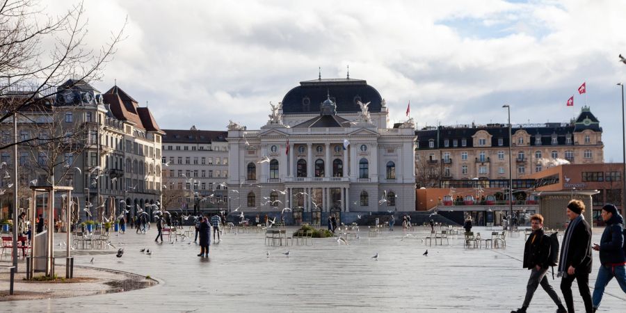 Das Opernhaus beim Sechseläutenplatz im Kreis 1 in Zürich.