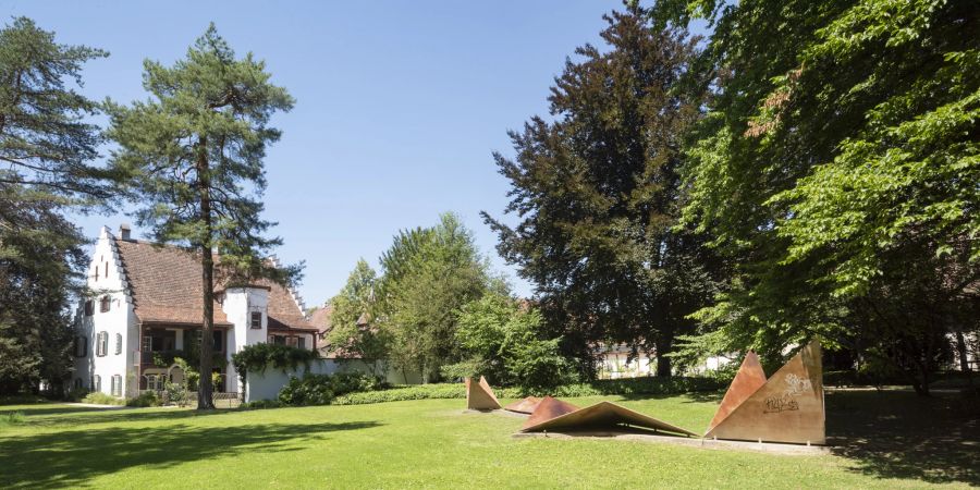 Der Park und das Alte Wettsteinhaus mit dem Museum Kultur & Spiel in Riehen. Der Ort ist bekannt für seine Parkanlagen.