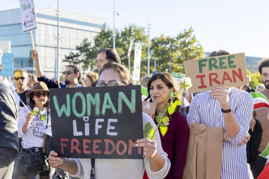 Auch in der Schweiz wird gegen das Regime im Iran demonstriert. Im Bild: Ein Protest in Genf, 22. Oktober 2022.