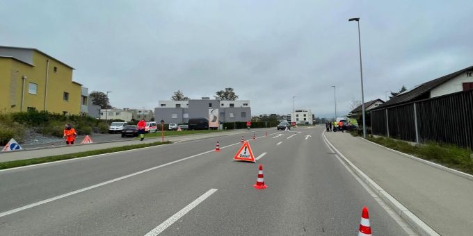 Der Verkehr wird an der Unfallstelle vorbeigeführt. Der Verkehr wird an der Unfallstelle vorbeigeführt.
