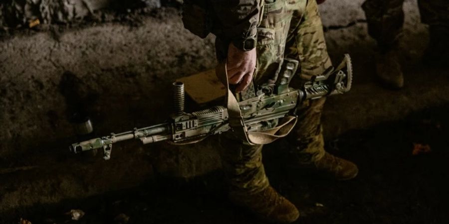 Ukrainischer Soldat in der ostukrainischen Stadt Bachmut