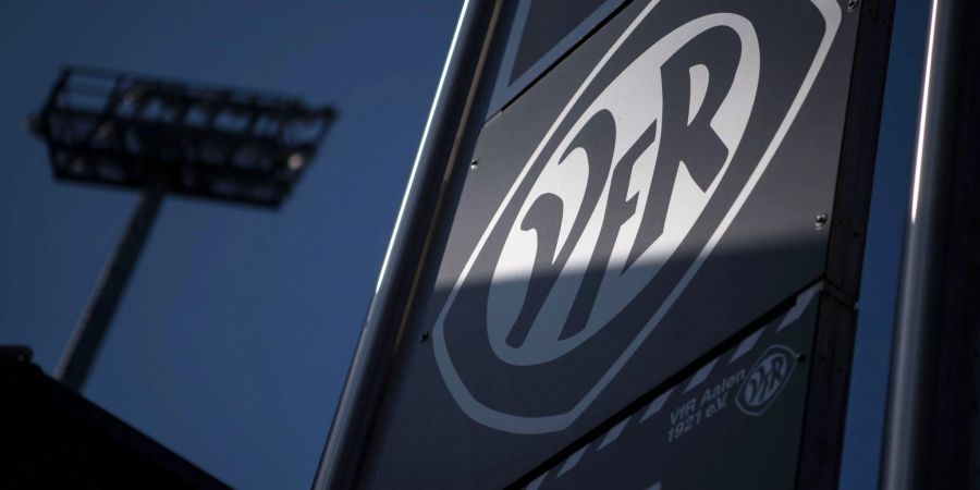 Das Logo des VfR Aalen an einem Schild vor dem Stadion.