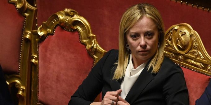 Giorgia Meloni will künftig, dass es wieder möglich ist, grössere Geldbeträge in bar zu bezahlen. italien
