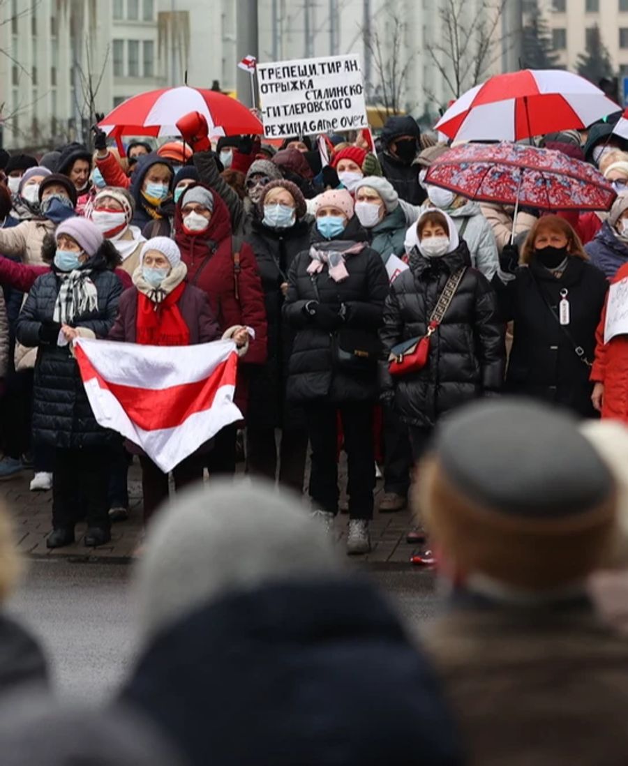 Im Jahr 2020 ist es in Belarus zu Massenprotesten gekommen, an denen auch die nun verhaftete Frau teilgenommen hat.