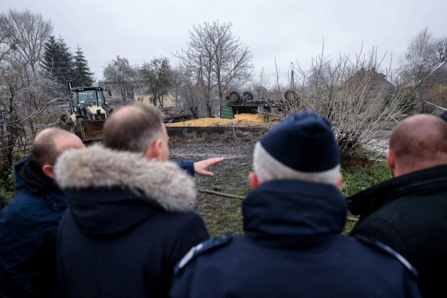 Polens Präsident Duda besichtigt die Stelle, an der die Rakete einschlug.