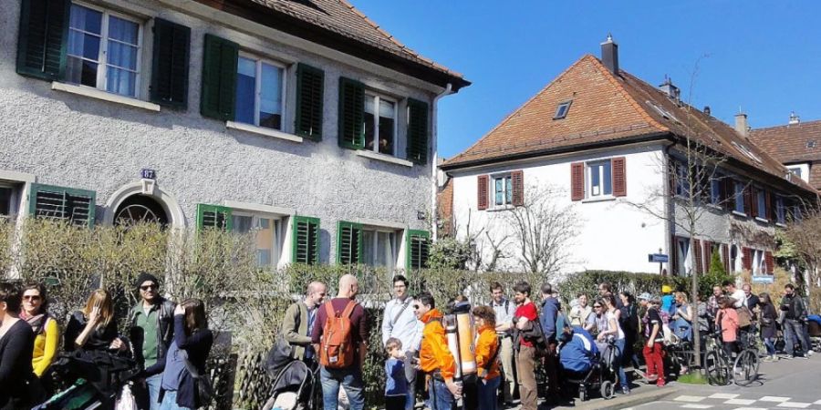 Schlange vor einer Familien-Wohnungsbesichtigung in Zürich. (Archivbild)