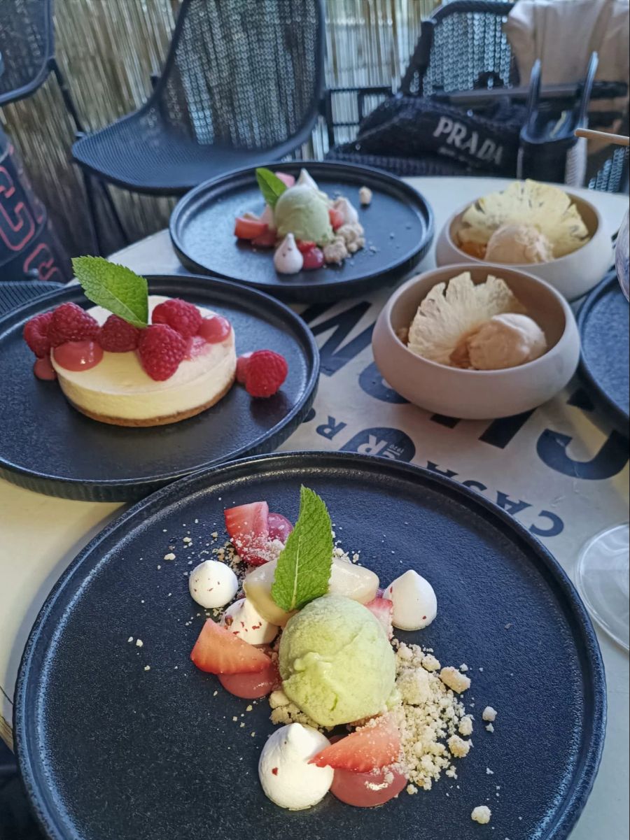 Der süsse Abschluss – magische Kreationen: Cheesecake mit Himbeeren, Erdbeer und Rhabarber mit Szechuanpfeffer und Ananas und Safran mit Salzkaramellglace.